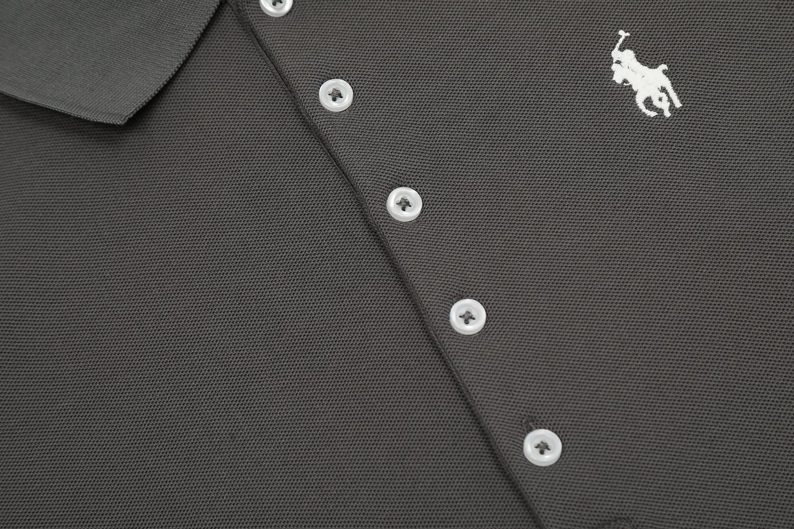 🅿️152 "Top quality" Style number: DS004# (not off the shelves all year round) [Ralph Lauren classic pony embroidered lapels women's slim fit POLO short sleeves] ✅Ralph Lauren Ralph Lauren classic basic women's all-match slim fit POLO short sleeves ✅Main supplier platform live broadcast Wholesale entities Replenish when out of stock Not off the shelves ✅ZP quality 1:1 pattern making Scan the code to enter the GF website Z cabinet quality ✅Details and quality are the only one in Guangzhou. Imported pique fabrics focus on high-end and cost-effective. Needless to say good quality. ✅The version is restored to the original order. The maximum size can be worn up to 130 pounds. Loose, comfortable and stress-free.